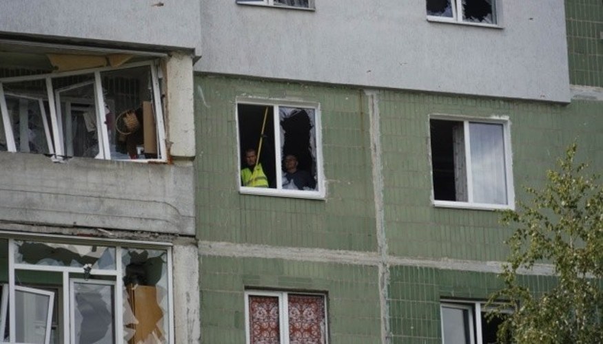 Пошкоджені багатоповерхівки в Зарічному районі Сум після удару КАБами, рятувальники працюють на місці