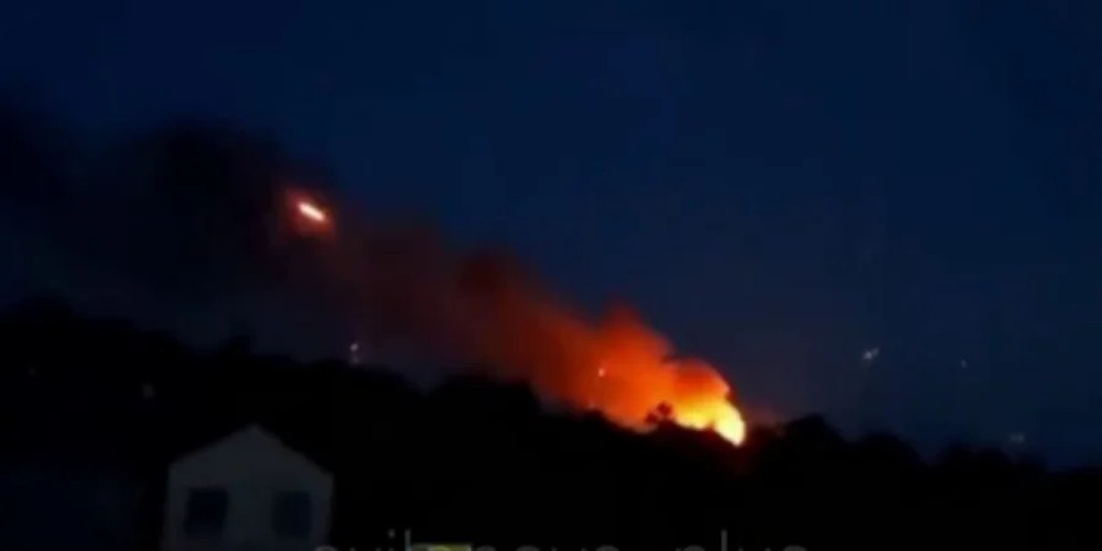Кадри масштабної пожежі та вибухів на складі боєприпасів у Донецьку (фото/відео з великої відстані, джерело Exilenova+).