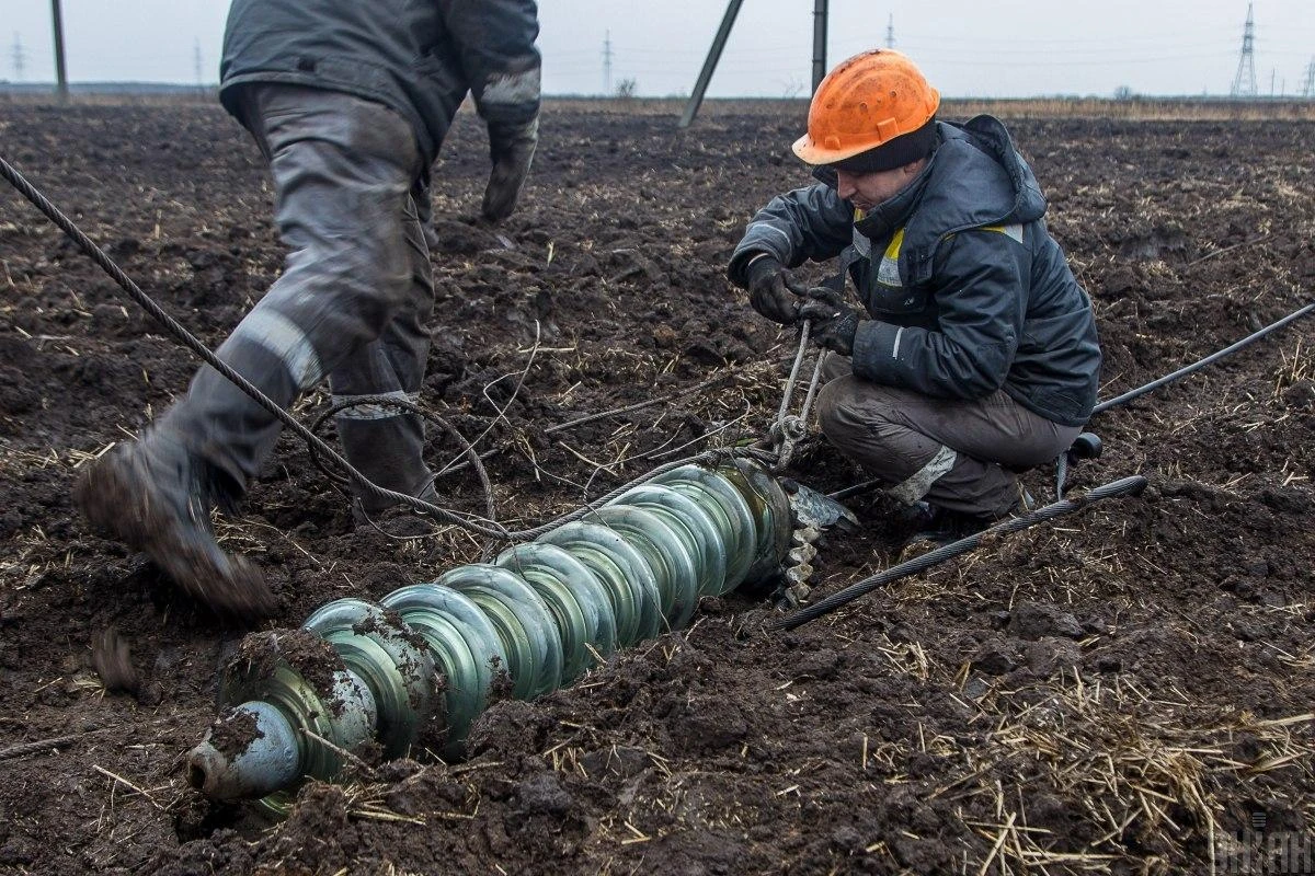 Енергетики ДТЕК виконують ремонт повітряної лінії 0,4 кВ без відключення електроенергії