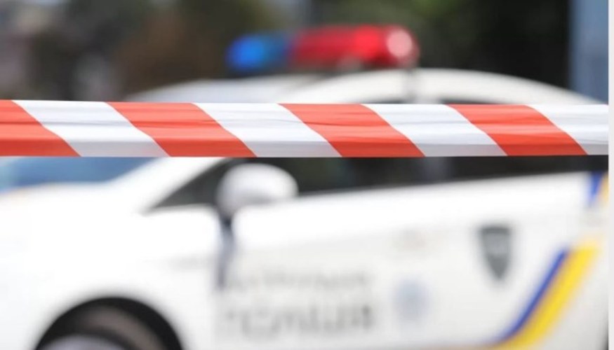 Поліцейський автомобіль біля тимчасових дорожніх знаків у центральній частині Києва