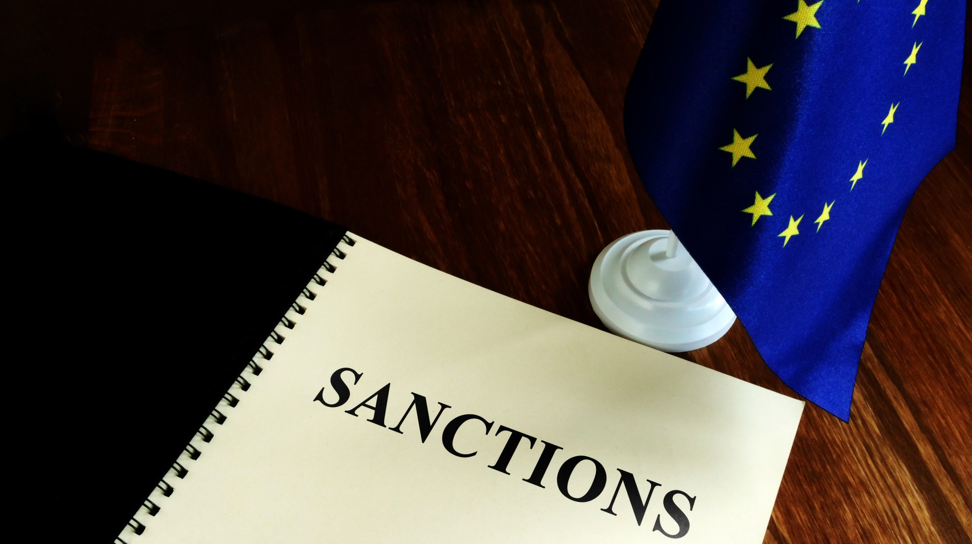 Прапор Європейського Союзу на тлі будівлі Ради ЄС у Брюсселі