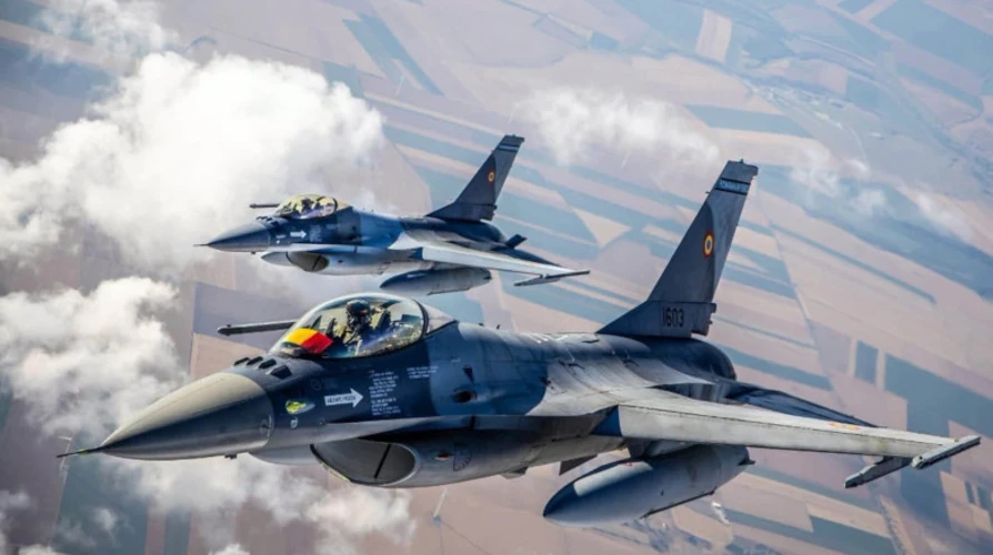 Румунський винищувач F-16 у повітрі після запуску ракети