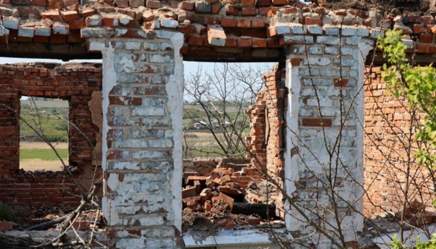 Пошкоджене підприємство в Нікопольському районі Дніпропетровщини після ударів безпілотників, артилерії та авіабомб.
