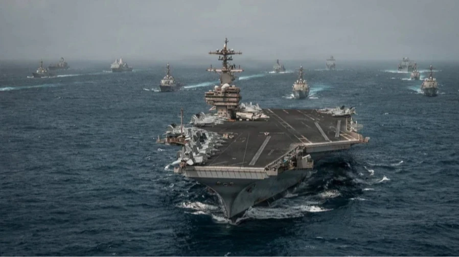 Емблема CENTCOM та військово-морські сили США в акваторії морської блокади Ірану