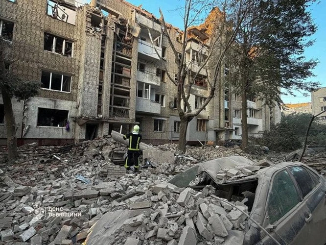 Рятувальник біля уламка російської крилатої ракети на місці влучання в багатоповерхівку у Львові вночі 30 липня 2026 року