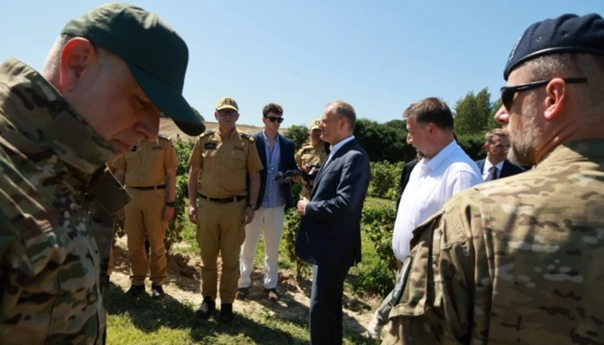 Прем'єр-міністр Польщі Дональд Туск під час пресконференції на місці падіння ракети у Люблінському воєводстві