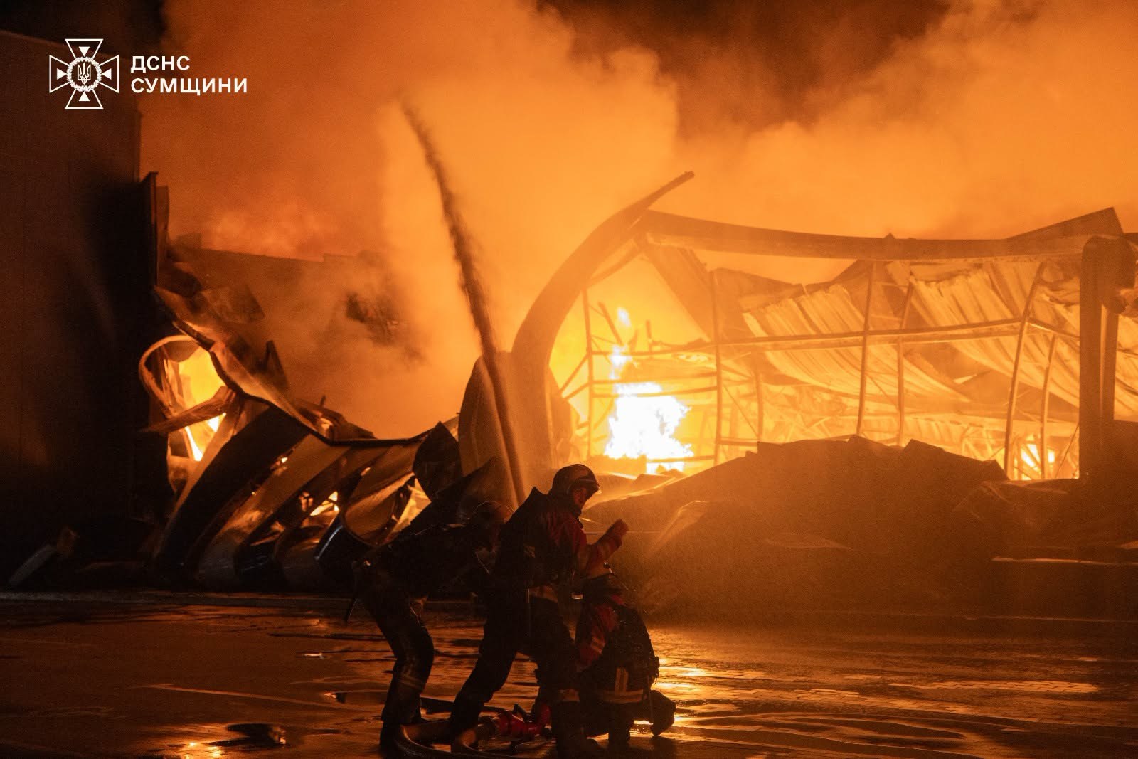 Наслідки російського удару по житловому 9-поверховому будинку та торговельному центру в Сумах, місце роботи рятувальників