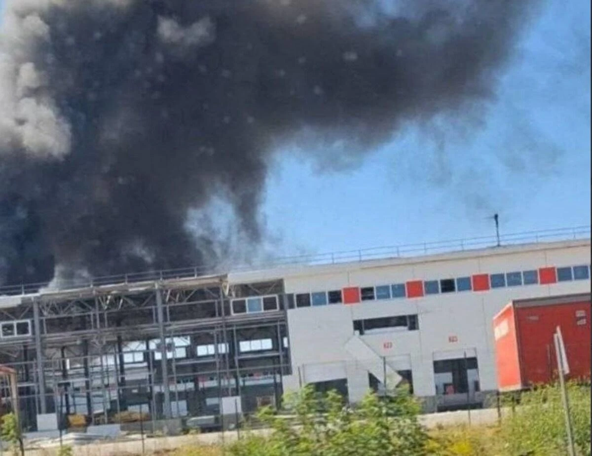 Наслідки пожежі на території поштового терміналу: вантажні автомобілі, контейнери та обладнання (фото ДСНС).