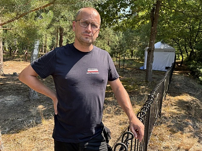 Місце ексгумації у Воля-Островецькій із встановленим хрестом