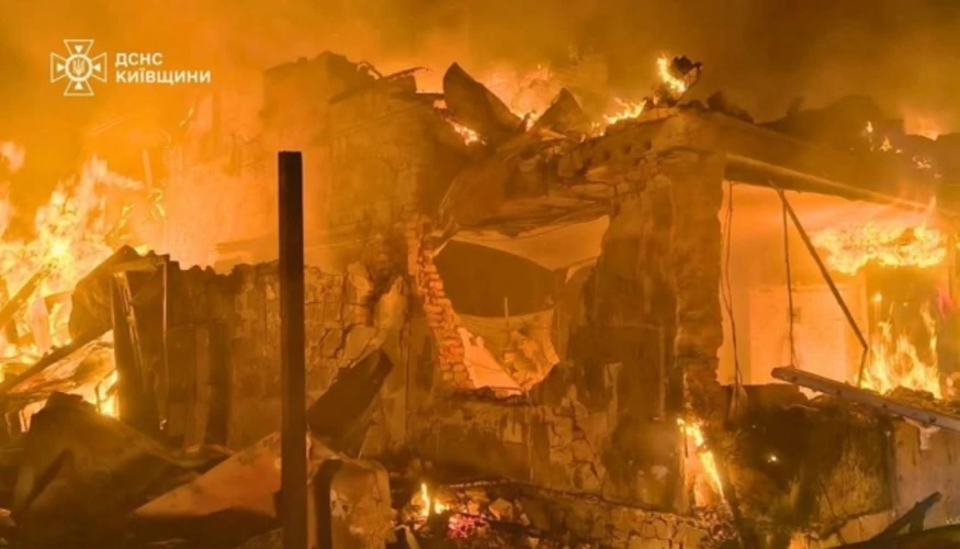 Наслідки удару БПЛА в Броварському районі Київської області: пошкоджений приватний будинок, господарські споруди, автомобілі