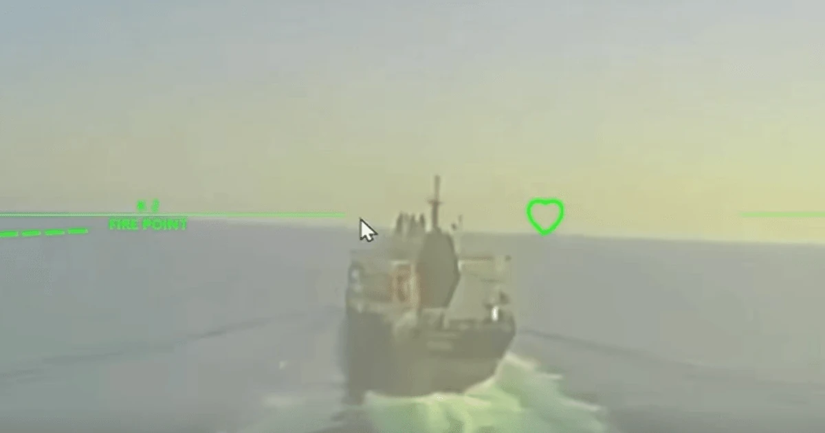 Танкер у Чорному морі на тлі заходу сонця