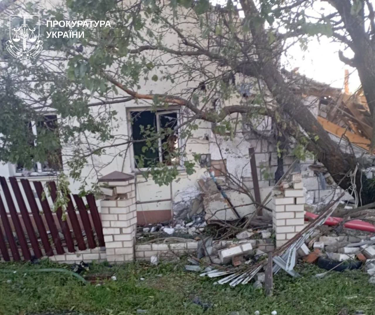 Наслідки артилерійського обстрілу села Бугаївка Чугуївського району Харківської області (фото Харківської обласної