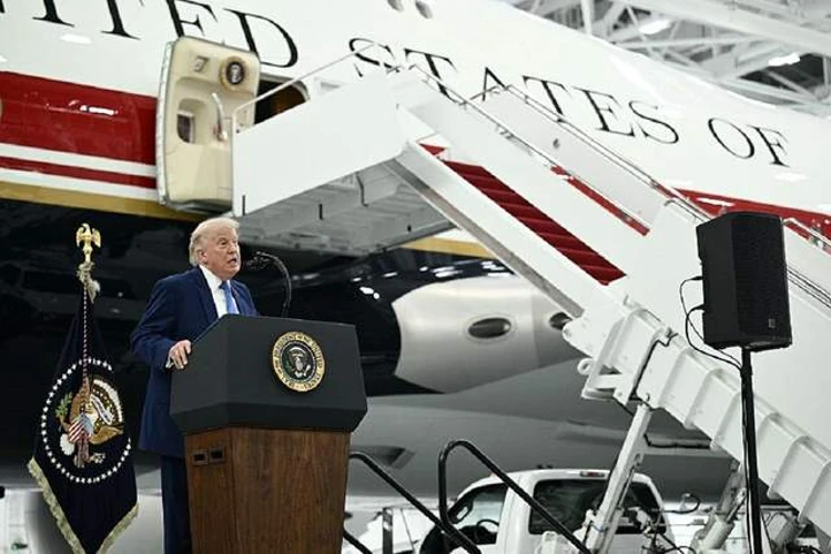 Кейтерингова вантажівка під’їхала до старого літака Air Force One в аеропорту Туреччини