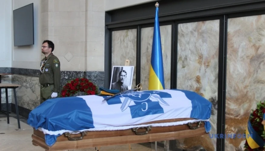Українська делегація біля могили полковника Євгена Коновальця під час ексгумації на кладовищі «Кросвейк» у Роттердамі