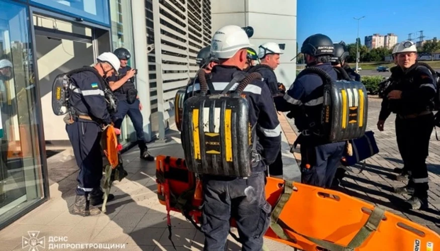 Наслідки удару по найбільшому торговельному центру Кривого Рогу: пошкоджена будівля, пожежа, рятувальники на місці.