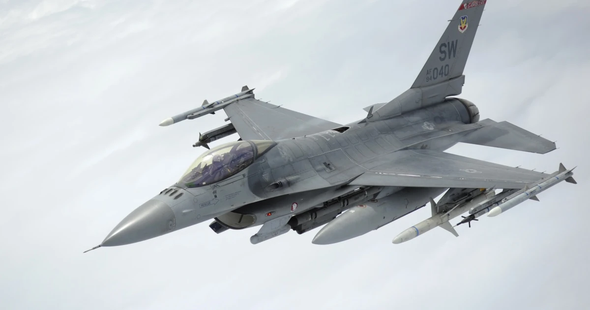 Винищувач F-16 у небі (ілюстративне фото)