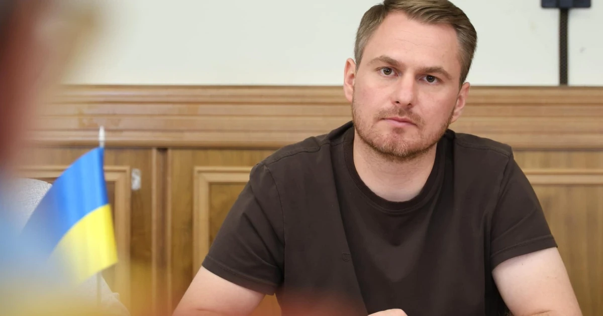 Президент Володимир Зеленський підписує указ №970/2026 про виведення Руслана Кравченка зі складу Ради національної безпеки і