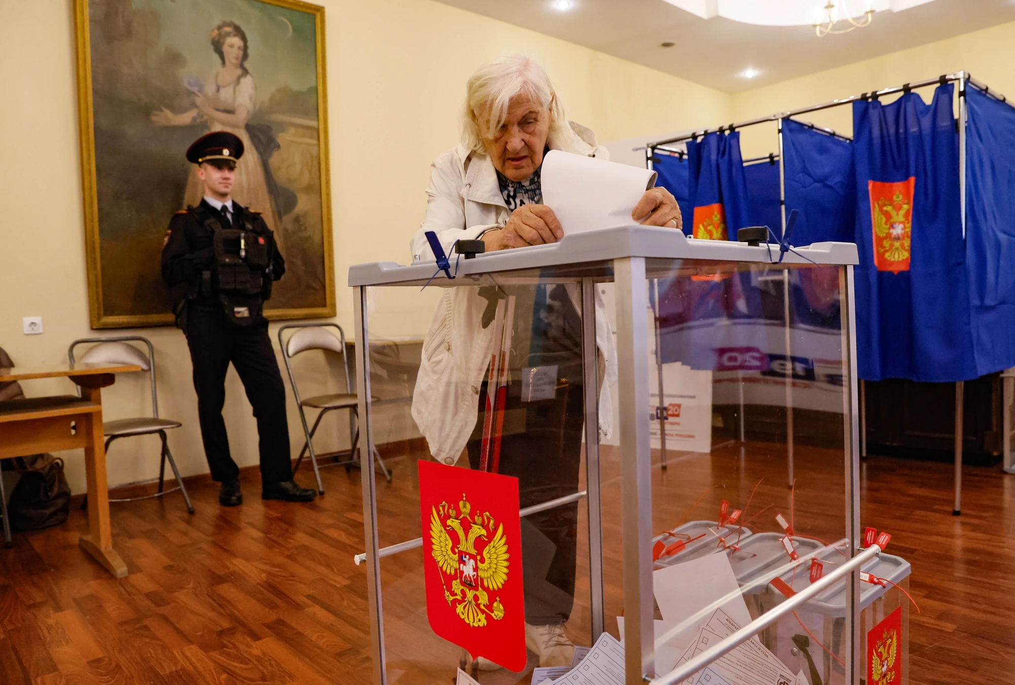Колаж із символікою псевдовиборів Росії на окупованих територіях України та позначенням Генштабу ЗСУ