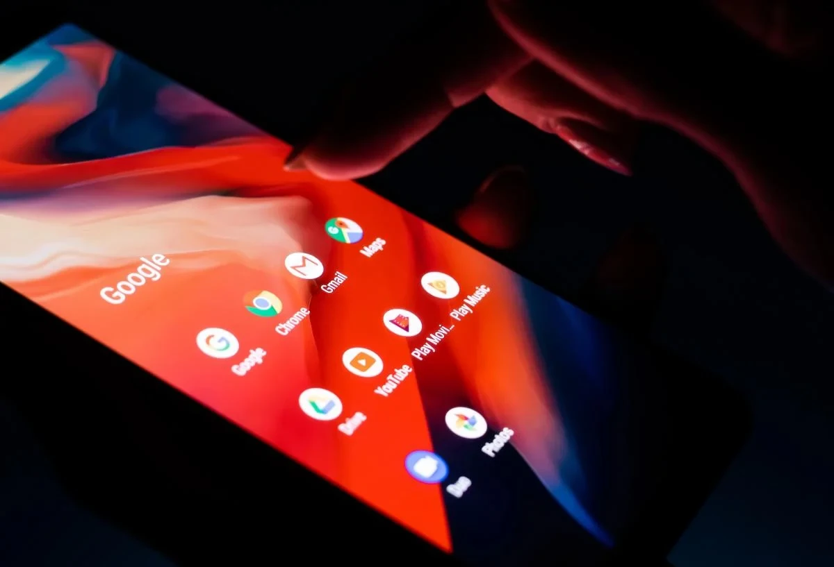 Смартфон Android із номером телефону, пов’язаним з обліковими записами Google
