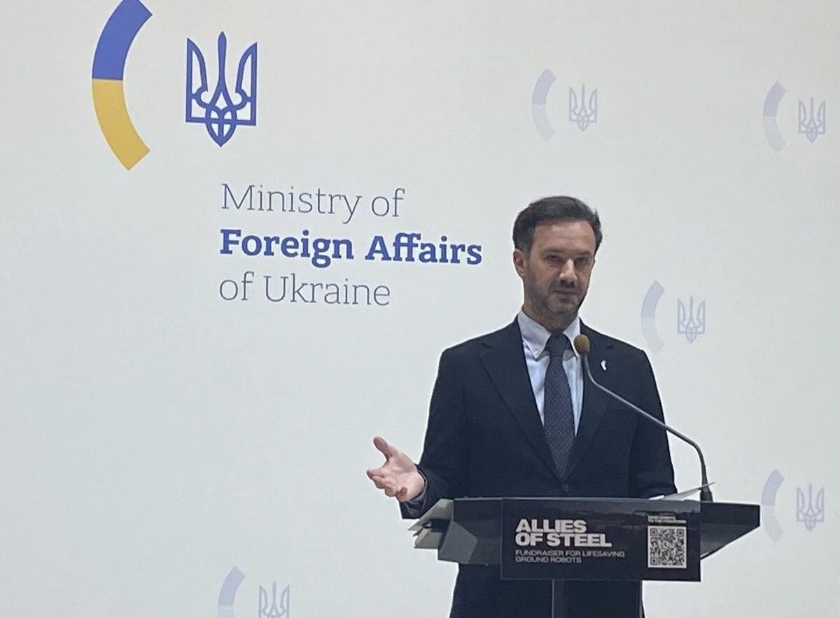 Речник МЗС України Георгій Тихий під час спілкування з журналістами